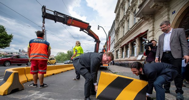 Magistrát nechal odstranit betonové bloky ze Smetanova nábřeží. (8. června 2020)