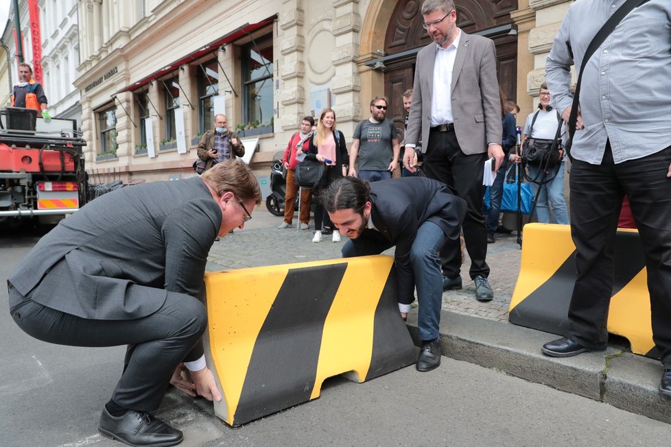 Magistrát nechal odstranit betonové bloky ze Smetanova nábřeží. (8. června 2020)