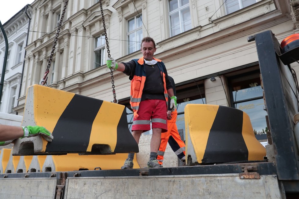 Magistrát nechal odstranit betonové bloky ze Smetanova nábřeží. (8. června 2020)