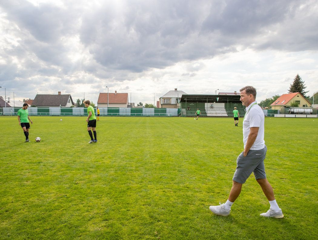 Vladimír Šmicer získává na lavičce Chaber první trenérské zkušenosti