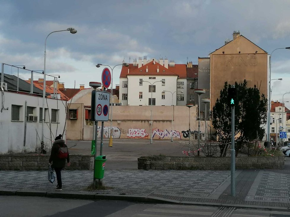 Nároží ulic Ostrovského a Stroupežnického se vyklidilo. Po letech, kdy tu stála vietnamská tržnice, čeká prostor proměna