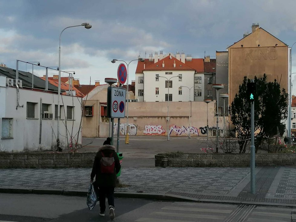 Nároží ulic Ostrovského a Stroupežnického se vyklidilo. Po letech, kdy tu stála vietnamská tržnice, čeká prostor proměna