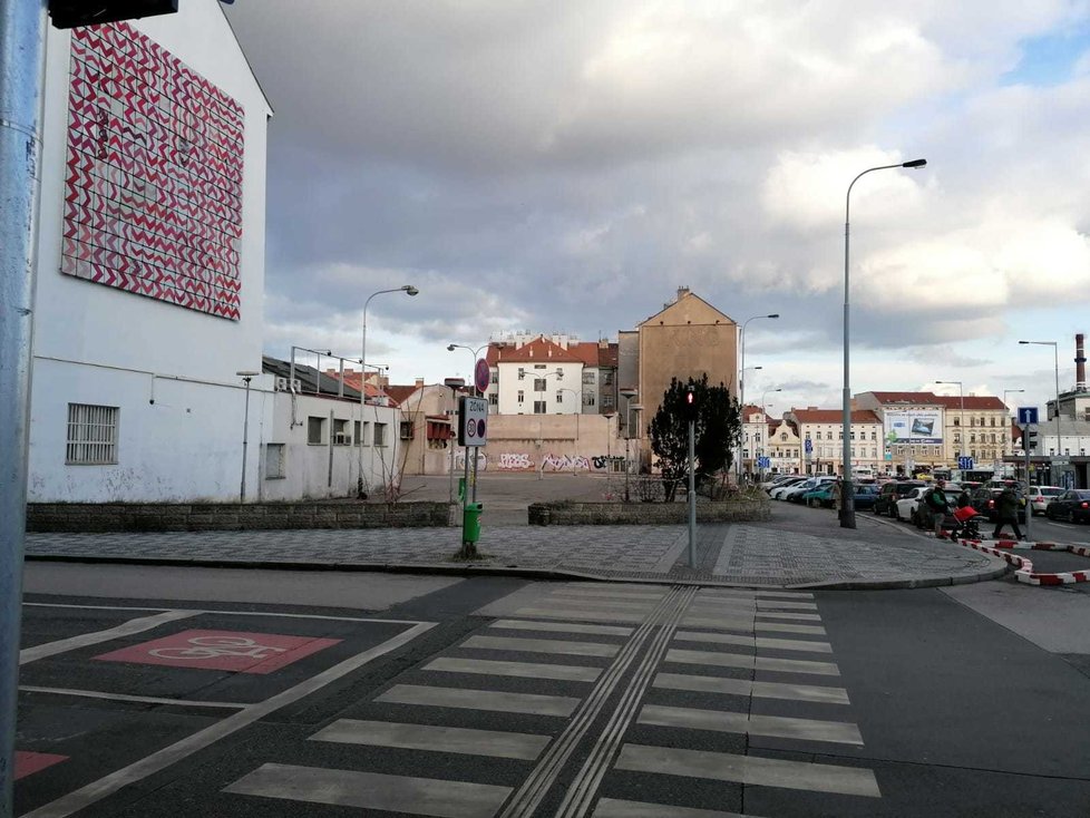 Nároží ulic Ostrovského a Stroupežnického se vyklidilo. Po letech, kdy tu stála vietnamská tržnice, čeká prostor proměna