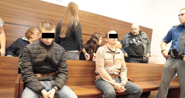 Soud poslal dva Lotyše za z(a)bití muže v autobusu do vězení. Na místě se odvolali
