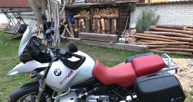 Zloděj na Smíchově ukradl motorku za 170 tisíc.
