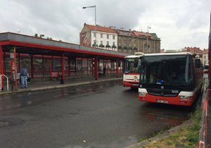 Výluky a zácpy. Kvůli opravám tratě z nádraží Smíchov do Berouna a Nučic se budou pasažéři kodrcat autobusem. (ilustrační foto)