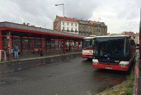 Práce na železnici. Kvůli opravám tratě ze Smíchova do Berouna se musí pasažéři kodrcat autobusem