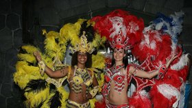 Sexy brazilské tanečnice v neděli oživily Smíchovskou pláž v duchu největšího známého karnevalu v Riu de Janeiro...