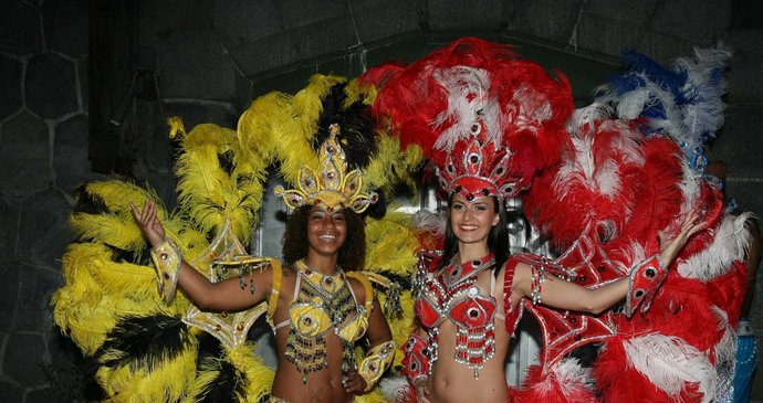 Sexy brazilské tanečnice v neděli oživily Smíchovskou pláž v duchu největšího známého karnevalu v Riu de Janeiro...