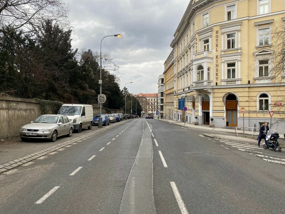 Josef Holeček žil dlouhá léta v Praze na Smíchově v ulici, která dodnes nese jeho jméno.