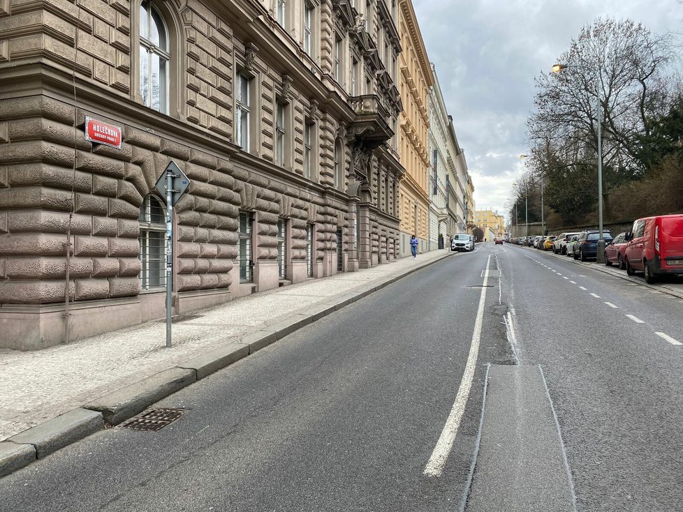 Josef Holeček žil dlouhá léta v Praze na Smíchově v ulici, která dodnes nese jeho jméno.