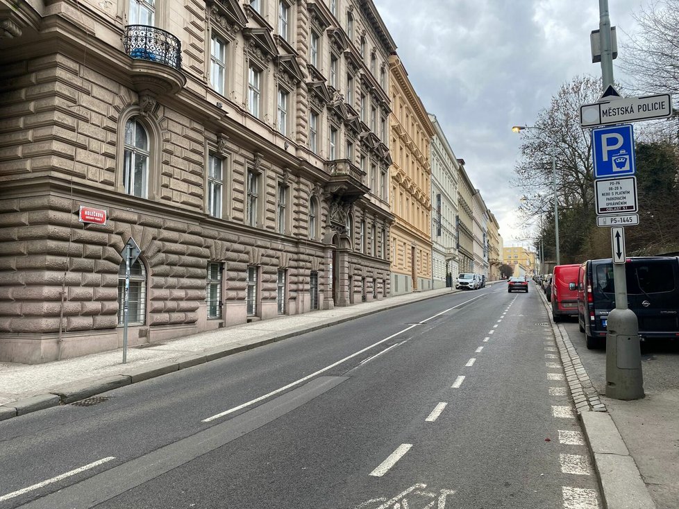 Josef Holeček žil dlouhá léta v Praze na Smíchově v ulici, která dodnes nese jeho jméno.