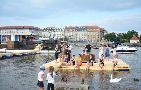 Nový cirkus se vrací na břeh Vltavy. Divadlo bratří Formanů představí na náplavce špičky z celého světa