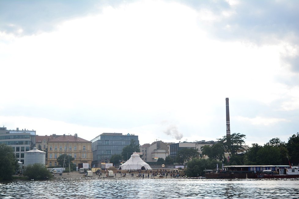 Na Smíchovské náplavce vyrostlo cirkusové městečko. Letošní festival Arena Divadla bratří Formanů se tady zdrží na deset dní.