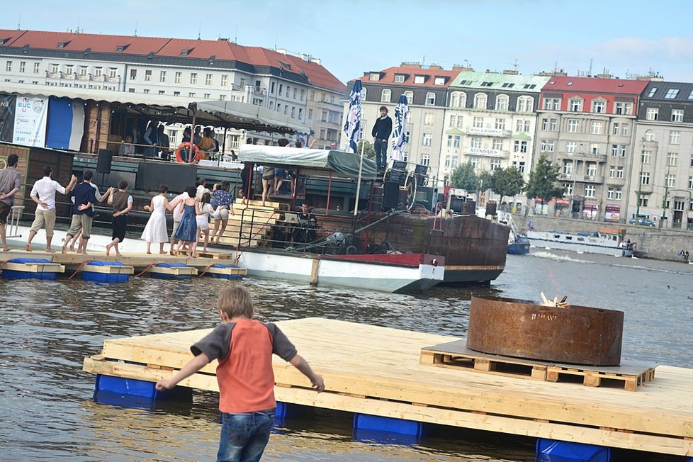 Na Smíchovské náplavce vyrostlo cirkusové městečko. Letošní festival Arena Divadla bratří Formanů se tady zdrží na deset dní.