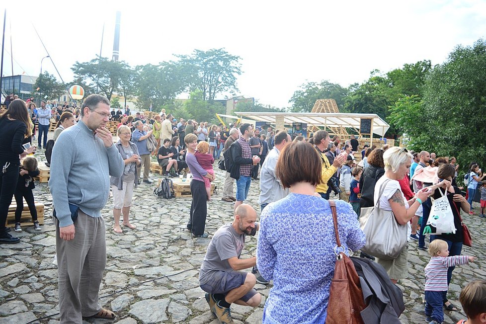 Na Smíchovské náplavce vyrostlo cirkusové městečko. Letošní festival Arena Divadla bratří Formanů se tady zdrží na deset dní.