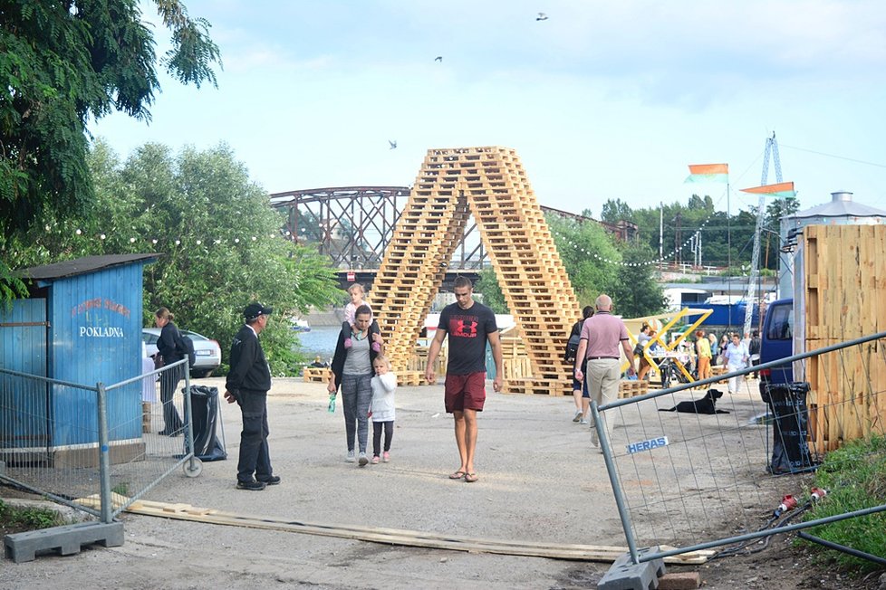 Na Smíchovské náplavce vyrostlo cirkusové městečko. Letošní festival Arena Divadla bratří Formanů se tady zdrží na deset dní.