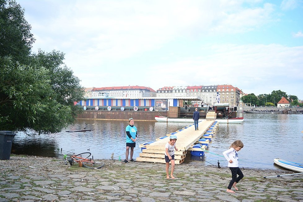 Na Smíchovské náplavce vyrostlo cirkusové městečko. Letošní festival Arena Divadla bratří Formanů se tady zdrží na deset dní.