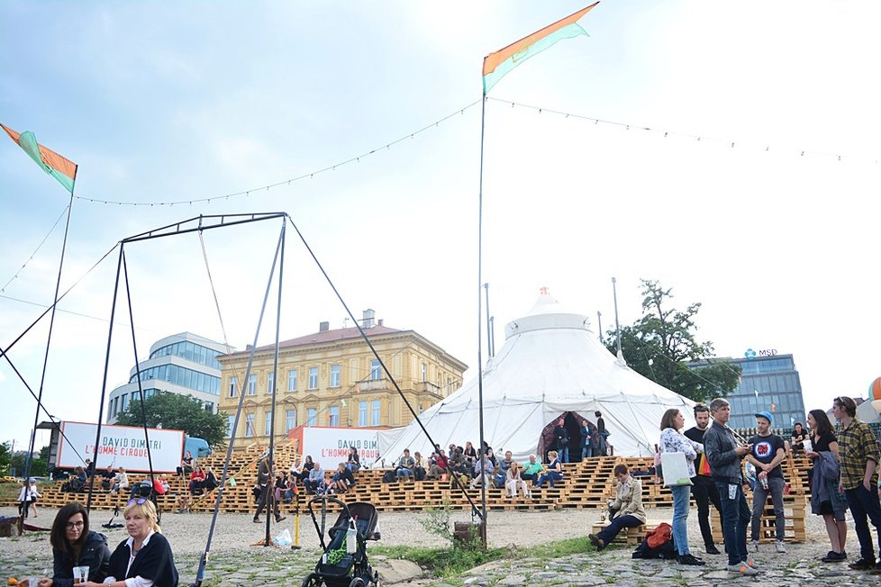 Na Smíchovské náplavce vyrostlo cirkusové městečko. Letošní festival Arena Divadla bratří Formanů se tady zdrží na deset dní.