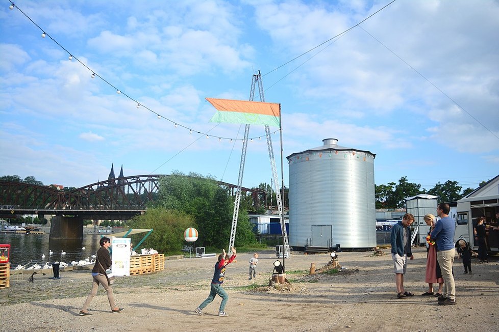 Na Smíchovské náplavce vyrostlo cirkusové městečko. Letošní festival Arena Divadla bratří Formanů se tady zdrží na deset dní.