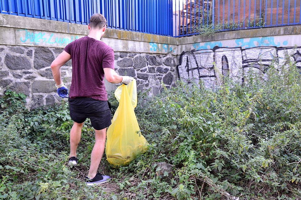 Pražané se dobrovolně pod taktovkou iniciativy Trash Hero dali do sběru odpadků.