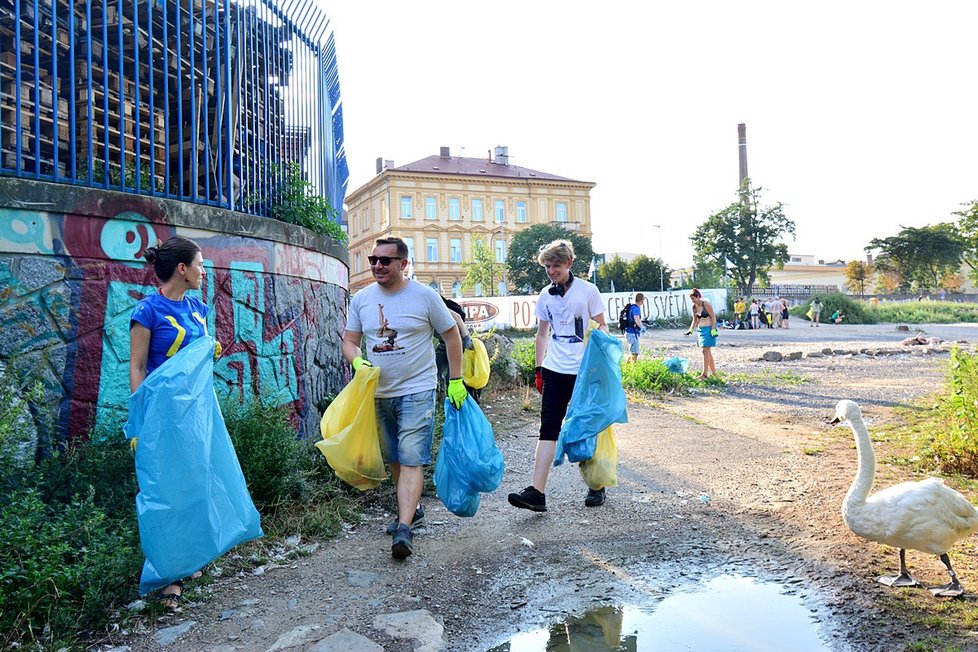 Pražané se dobrovolně pod taktovkou iniciativy Trash Hero dali do sběru odpadků.