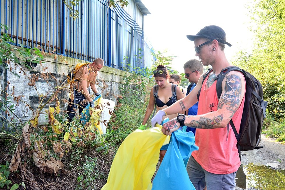 Pražané se dobrovolně pod taktovkou iniciativy Trash Hero dali do sběru odpadků.