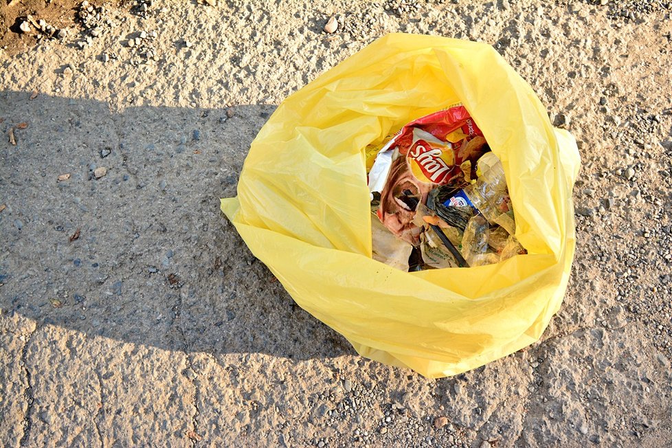 Pohled na odpadky v přírodě je smutnější, než na kdejakou skládku