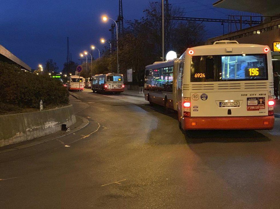 19. únor 2019: Na Smíchovském nádraží v podvečerních hodinách srazil autobus ženu. Tu s poraněním dolních končetin odvezla záchranka.