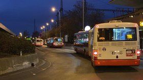 19. únor 2019: Na Smíchovském nádraží v podvečerních hodinách srazil autobus ženu. Tu s poraněním dolních končetin odvezla záchranka.