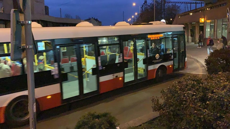 19. únor 2019: Na Smíchovském nádraží v podvečerních hodinách srazil autobus ženu. Tu s poraněním dolních končetin odvezla záchranka.