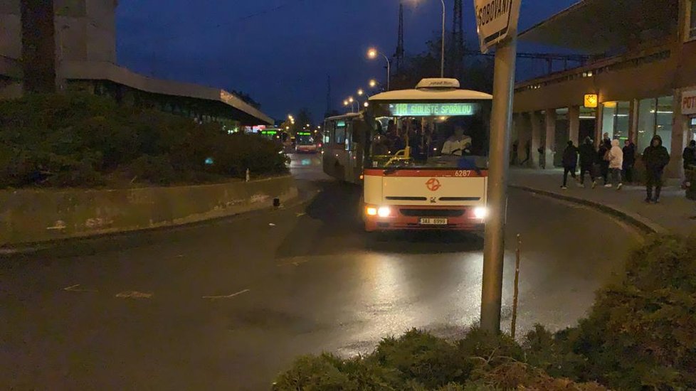 19. únor 2019: Na Smíchovském nádraží v podvečerních hodinách srazil autobus ženu. Tu s poraněním dolních končetin odvezla záchranka.