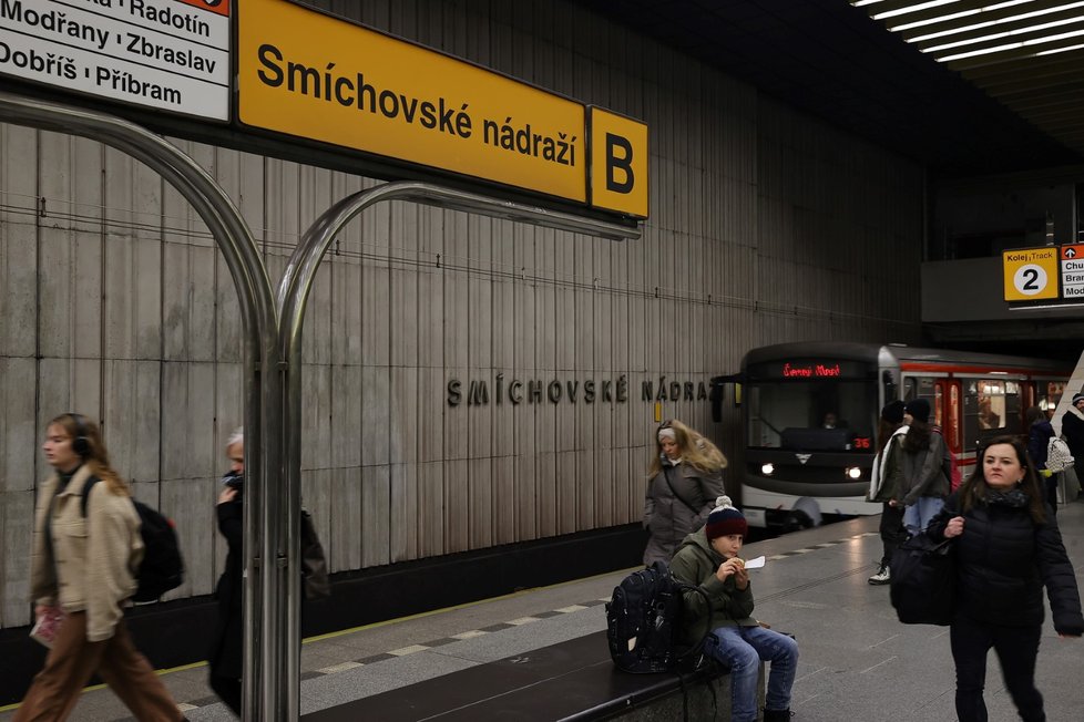 V ranní špičce spadla část stropu na Smíchovském nádraží. Vlaky metra nejely skoro dvě hodiny.