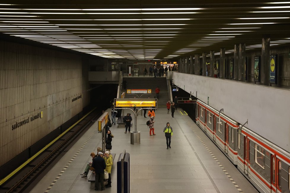 V ranní špičce spadla část stropu na Smíchovském nádraží. Vlaky metra nejely skoro dvě hodiny.