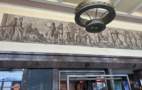 40 metrů umění na Smíchově: Monumentální sgrafito přežije přestavbu nádraží