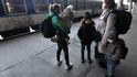 Lidé, prchající z války na Ukrajině, dorazili na Smíchovské nádraží.