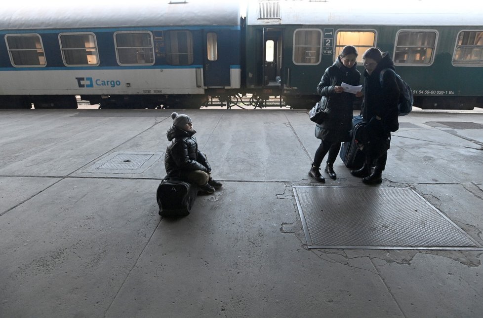 Lidé prchající z války dorazili na Smíchovské nádraží.