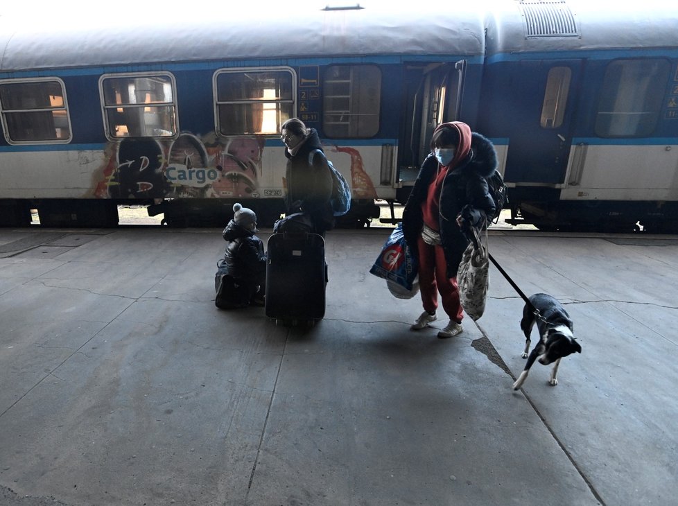 Lidé prchající z války dorazili na Smíchovské nádraží.