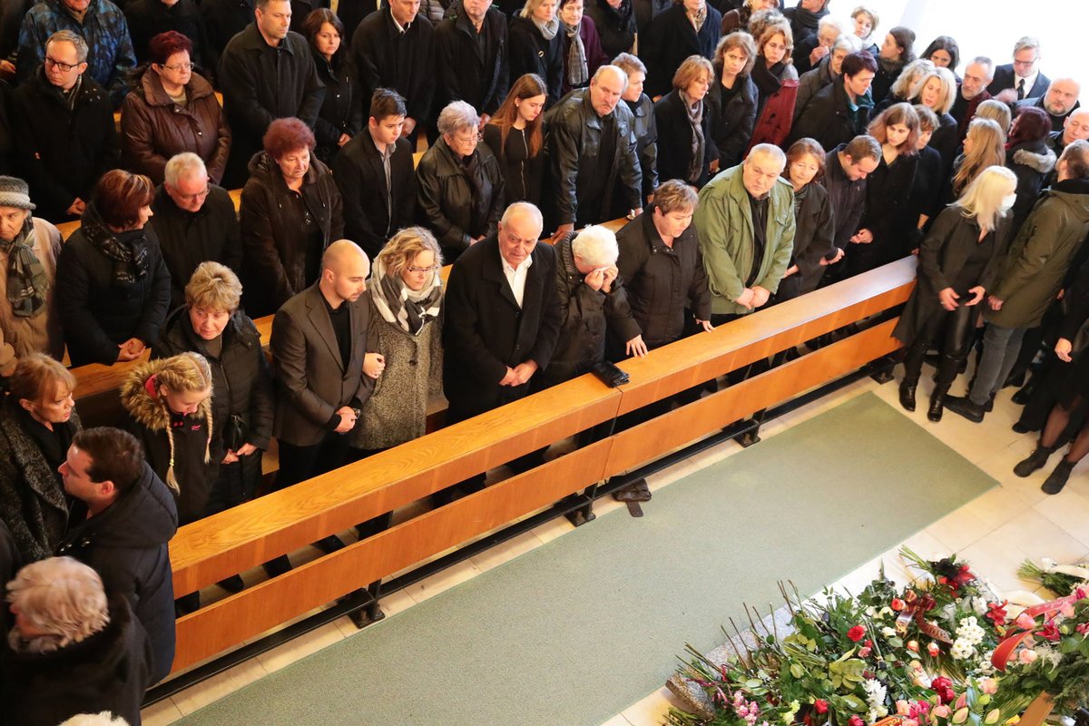 Na pohřbu Jaroslava Šmída se sešlo mnoho jeho kolegů, přátel a příznivců.