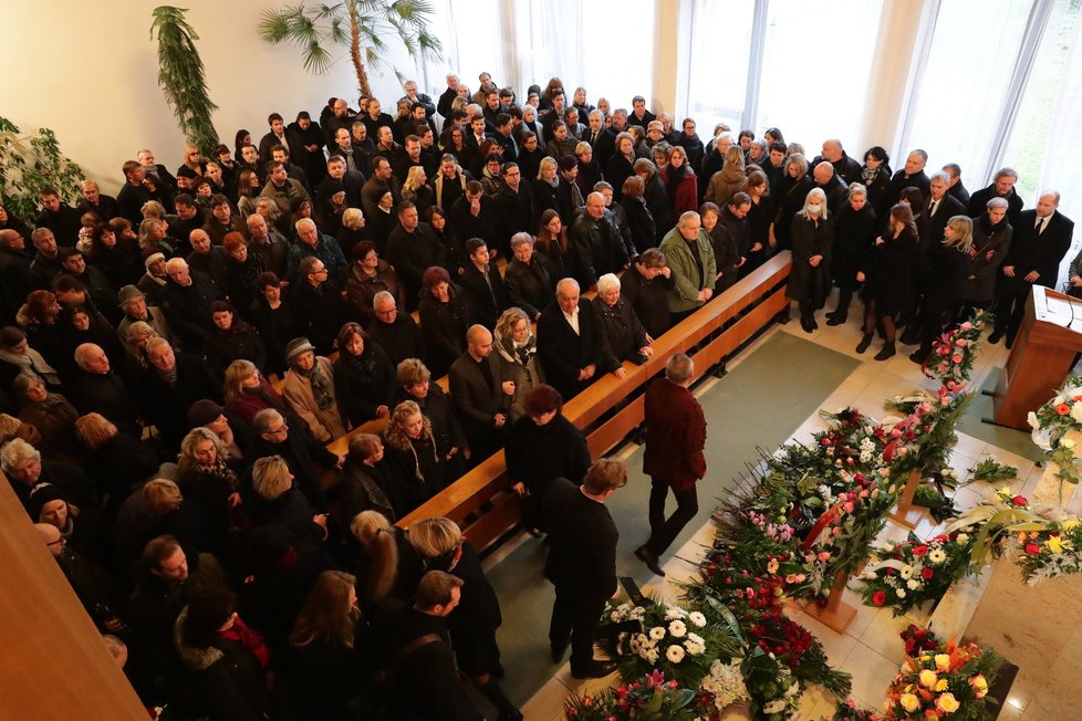 Na pohřbu Jaroslava Šmída se sešlo mnoho jeho kolegů, přátel a příznivců.