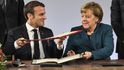 Německá kancléřka Angela Merkelová a francouzský prezident Emmanuel Macron podepsali v Cáchách smlouvu o spolupráci