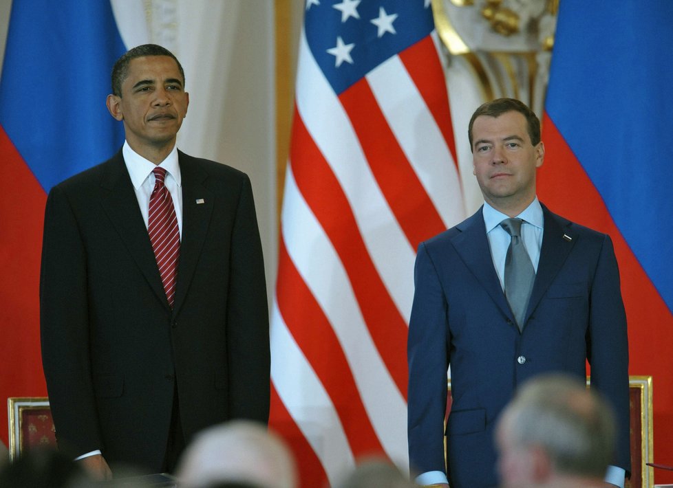 Barack Obama a Dmitrij Medveděv před podpisem smlouvy o jaderném odzbrojení