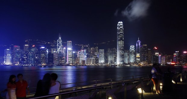 Světelný smog nad Hongkongem je tisíckrát větší, než světový průměr.