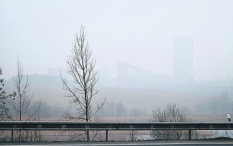 Smog byl včera natolik hustý, že zahalil i Důl ČSA v Karviné.