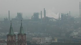Ostravu i celé Karvinsko zahalil smog. Inverzní situaci lidé s nadsázkou říkají šedá záře.