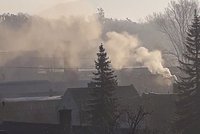 Smrad jde z Polska! Mohou za to čoudící komíny u domků! Smog rozhádal obyvatele severní Moravy