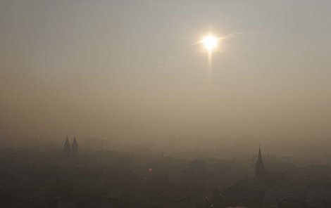 Pohled na Ostravuz radniční věže byl o víkendu hodně smutný.