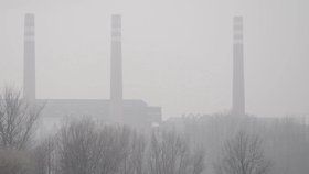 Celé Karvinsko a Ostravu dnes zahalil smog. Inverzní situaci lidé s nadsázkou říkají šedá záře.