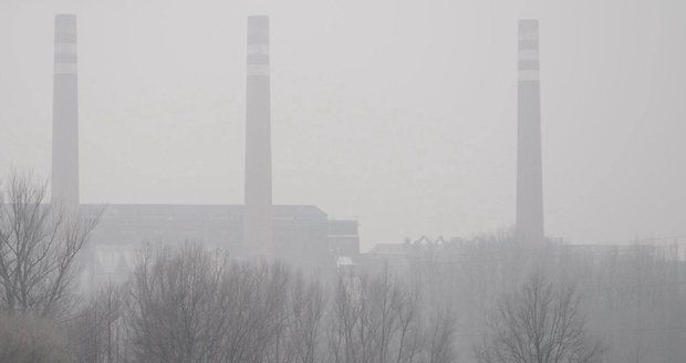 Celé Karvinsko a Ostravu dnes zahalil smog. Inverzní situaci lidé s nadsázkou říkají šedá záře.