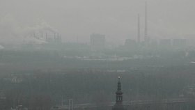 Takto vypadá Ostrava v době inverze, je jako schovaná v mlze.
